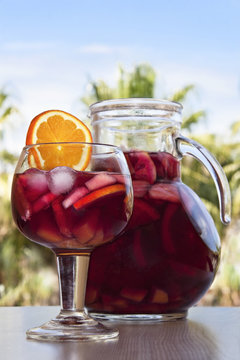 Sangr&iacute;a, jarra y copa, bebida del verano.
