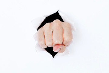 壁を突き破る拳