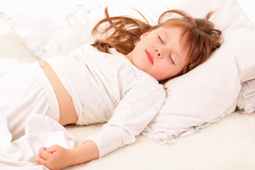 Obraz na płótnie Canvas Piękny mały śpi dziewczyna w łóżku