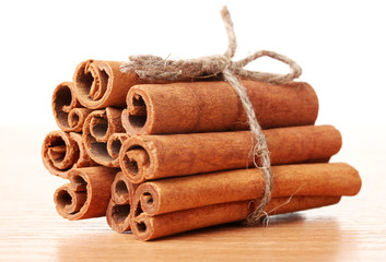 Obraz na płótnie Canvas Cinnamon sticks on wooden table