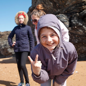 Trois enfants sur la plage au printemps