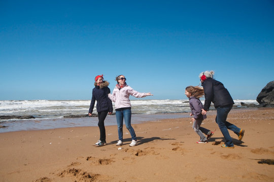 Famille jouant sur la plage