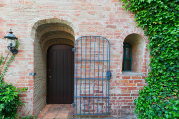 Fototapeta na wymiar Dom wejście z wgłębieniem drzwi i okna