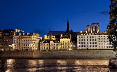 Naklejka premium notre dame island at night