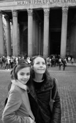 mère et fille devant le panthéon