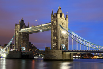 Obraz na płótnie Canvas Tower Bridge, Londyn nocą.