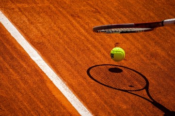 Terrain de tennis, raquette et balle jaune - 41947768