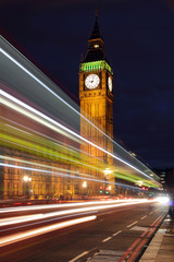 Fototapeta na wymiar Pałac Westminsterski widziana z Westminster Bridge w nocy