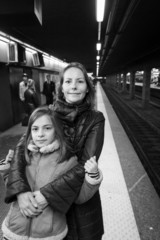 mère et fille sur le quai du métro