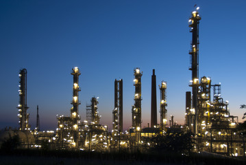Beleuchtete Ölraffinerie in der Dämmerung 728