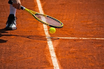 Terrain de tennis, raquette et balle jaune - 41948507