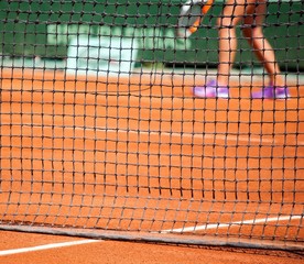 Filet et terrain de tennis en terre battue