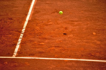 Terrain de tennis et balle jaune © Alexi Tauzin