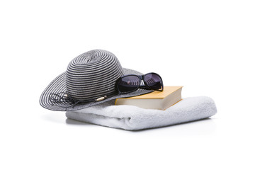 Buch mit Sonnenbrille und Sonnenhut