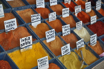 Gewürze auf einem türkischen Markt