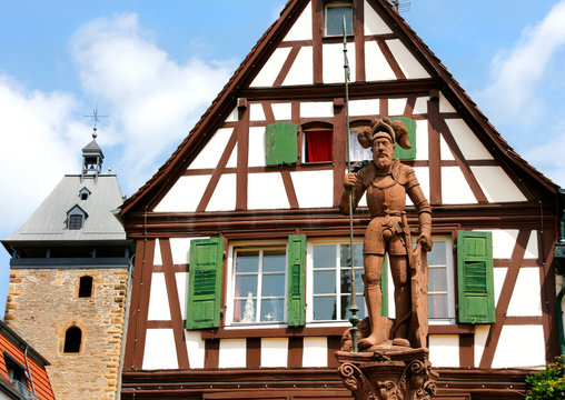 Mittelalterliches Fachwerkhaus und Ritterstatue