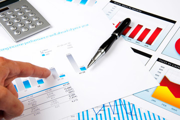 Obraz premium hand points to the graph of growth