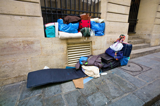 Paris, Frankreich. Schlafplatz eines Obdachlosen