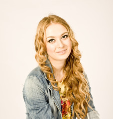 Naklejka premium Portrait of a beautiful young woman in studio