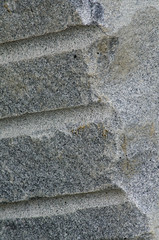 Blocco di granito appena perforato.