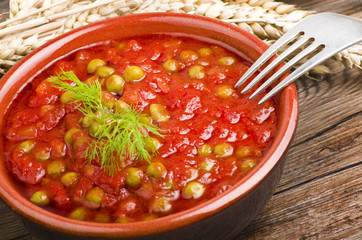 Sauce of tomatoes and fresh green peas
