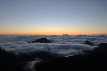 Wolken und Berge in der Morgendämmerung - Maui, Hawaii