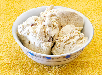 vanilla ice cream nuts