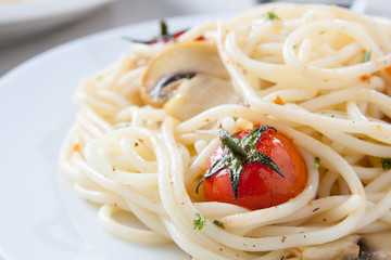 Spaghetti sautéed with cherry tomatoes, mushrooms