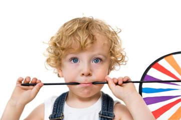 kleiner Junge spielt mit buntem Windrad