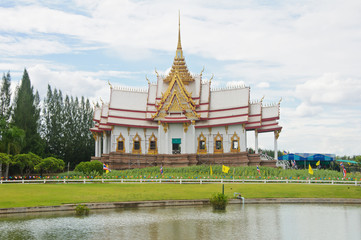 Fototapeta na wymiar beautiful temple in thai style