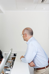 patient wartet an der rezeption