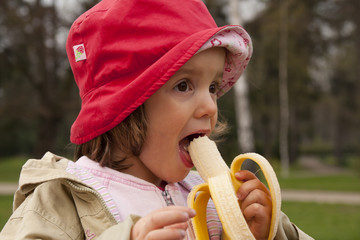 Dziewczynka je banana