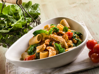 pasta with chicken chest spinach and tomatoes