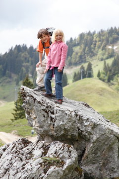 Kinder auf Felsen