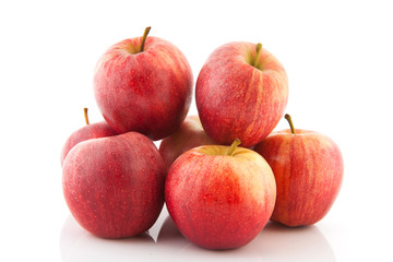 Fototapeta na wymiar Świeże czerwone jabłka