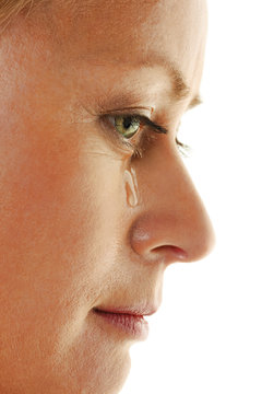 Weinende, traurige Frau mit Träne