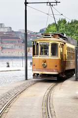 Fototapeta na wymiar Stary żółty tramwaj