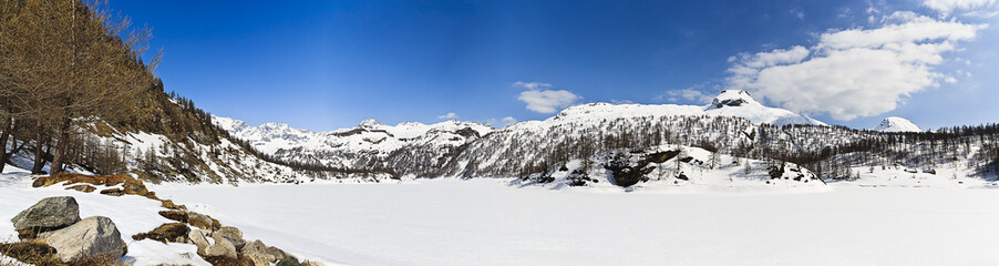 Fototapeta na wymiar zamarznięte jezioro Alp devero (Włochy)