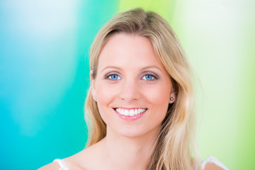attraktive blonde frau