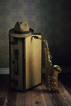 Saxophone pr&egrave;s d'une valise