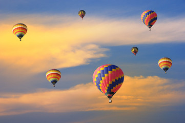 Naklejki  Kolorowe balony z dramatycznym niebem