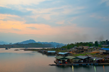 Fototapeta na wymiar Thai Pływająca wioska na rzece w Sangkraburi