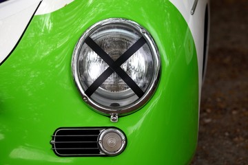 Phare d'ancienne voiture verte