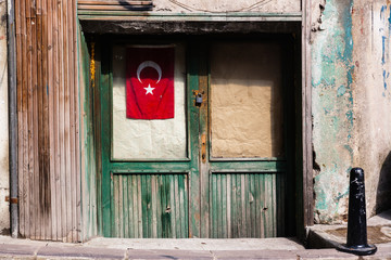 Türkische Fahne vor verschlossener Tür