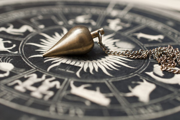 Pendel auf astrologischem Kreis © Sonja Birkelbach