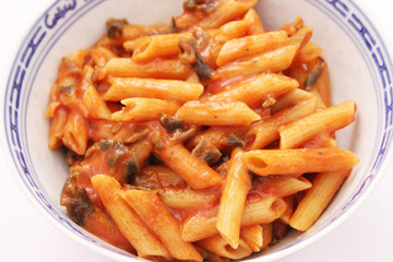 Nudeln mit Tomatensauce und Paprika