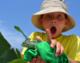 Junge mit Chamäleon