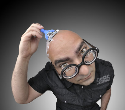 Afeitando la cabeza.