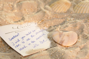 Postkarte im Sand