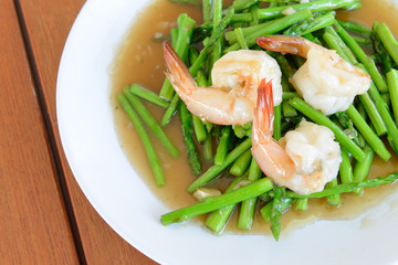 Fried shrimp with asparagus